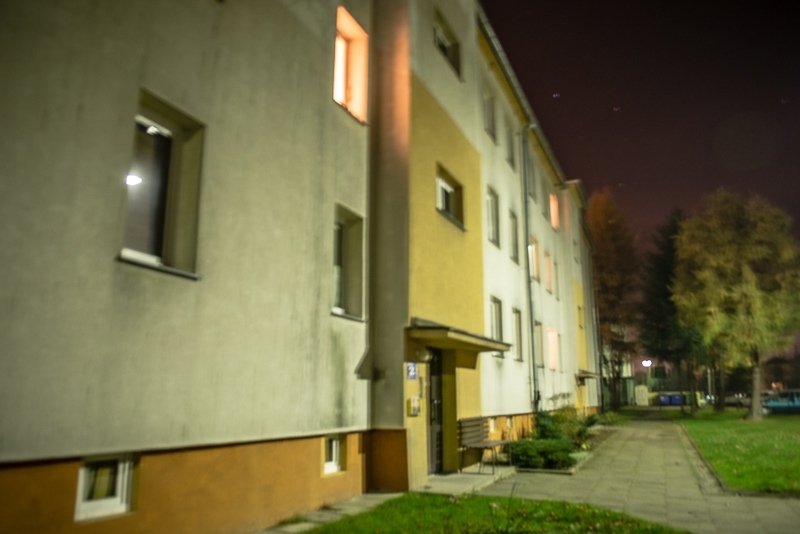 Pod blokiem na ulicy Weissa 2 w poniedziałek polała się krew. Roznosiciel ulotek zranił nożem mieszkańca osiedla