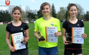 Mistrzynie Powiatu Wadowickiego w licealiadzie. Od lewej: Aleksandra Krawczyk (1998), Patrycja Opyrchał (1999) oraz Izabela Master (1996-1997)