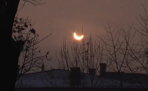 Fot. zaćmienie Słońca w Krakowie w 2011 r/ kadr z filmu Youtube.pl/Deon.pl