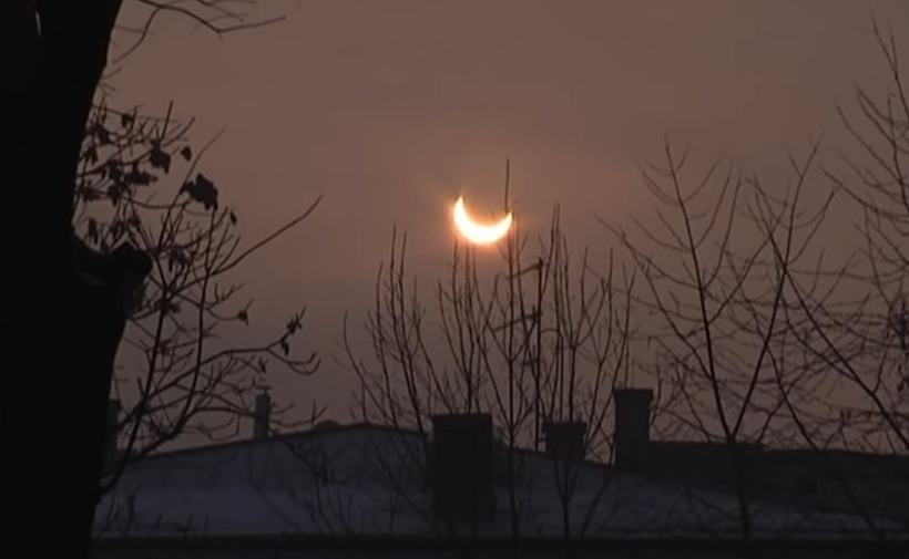 Fot. zaćmienie Słońca w Krakowie w 2011 r/ kadr z filmu Youtube.pl/Deon.pl