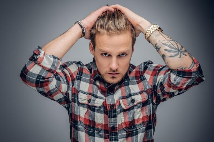 Mężczyzna z wytatuowaną palmą jako symbol podróży