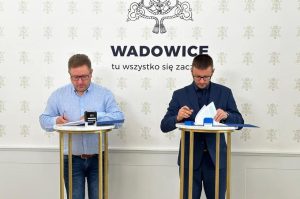 Właściciel Galicjanki Witold Kolasa podpisuje umowę z burmistrzem Bartoszem Kalińskim