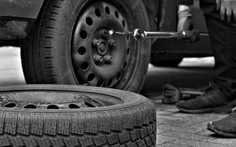 Zdjęcie: mrugacz.pl/wymiana-opon.html