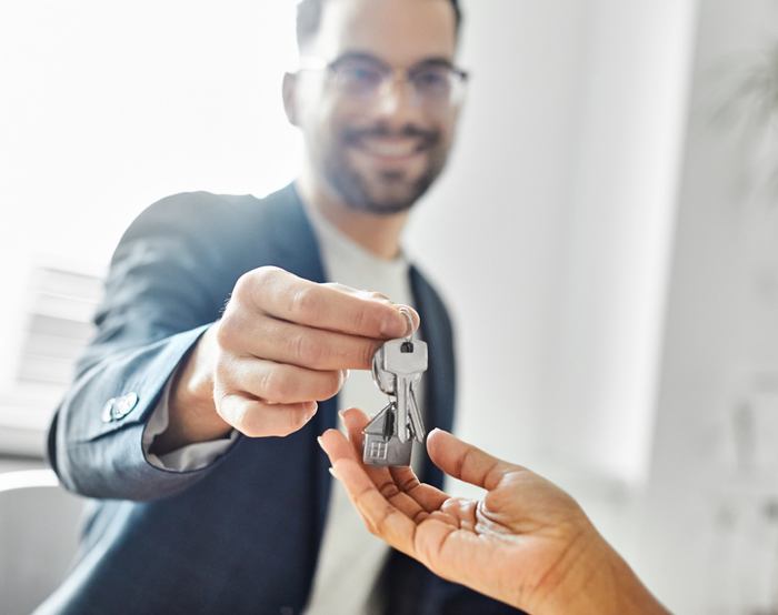 mężczyzna przekazuje klucz