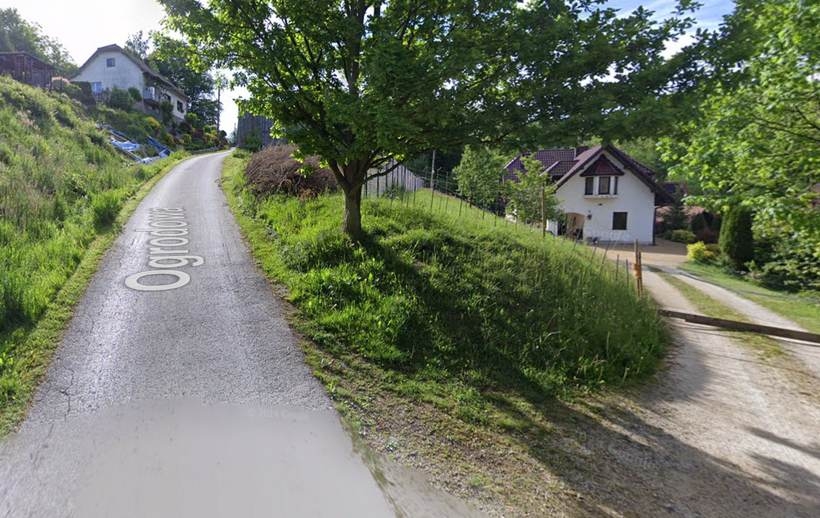 Fot. ul. Ogrodowa w Lanckoronie z widocznym osuwieksiem po lewej Google Maps 2024r